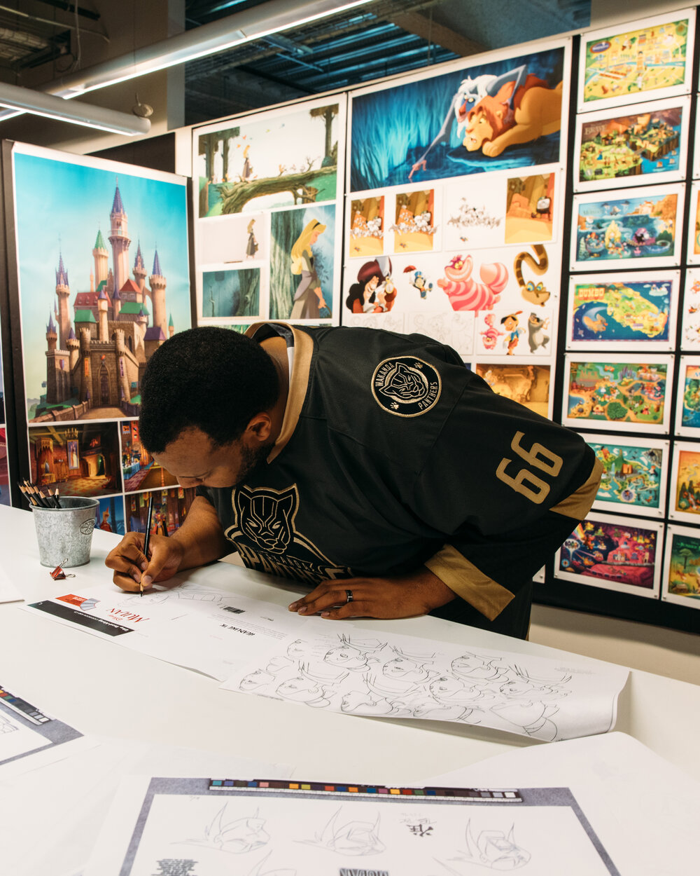  Disney Artist Jeff Thomas sketching his illustration of the cover of Poor Unfortunate Soul, a Disney Villains novel. 